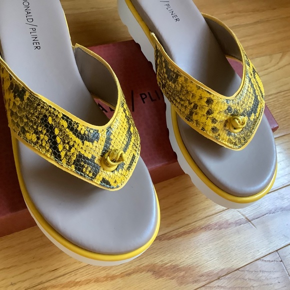 Donald Pliner Leaane Leather Patent Snake Embossed Thong Sandal Yellow SZ 9.5 - Picture 4 of 15